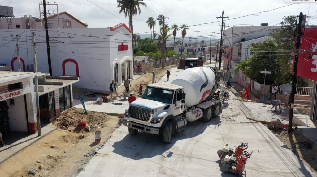 01-El-XIII-Ayuntamiento-de-Los-Cabos-trabaja-en-la-pavimentacion-integral-de-14-importantes-vialidades-2-scaled