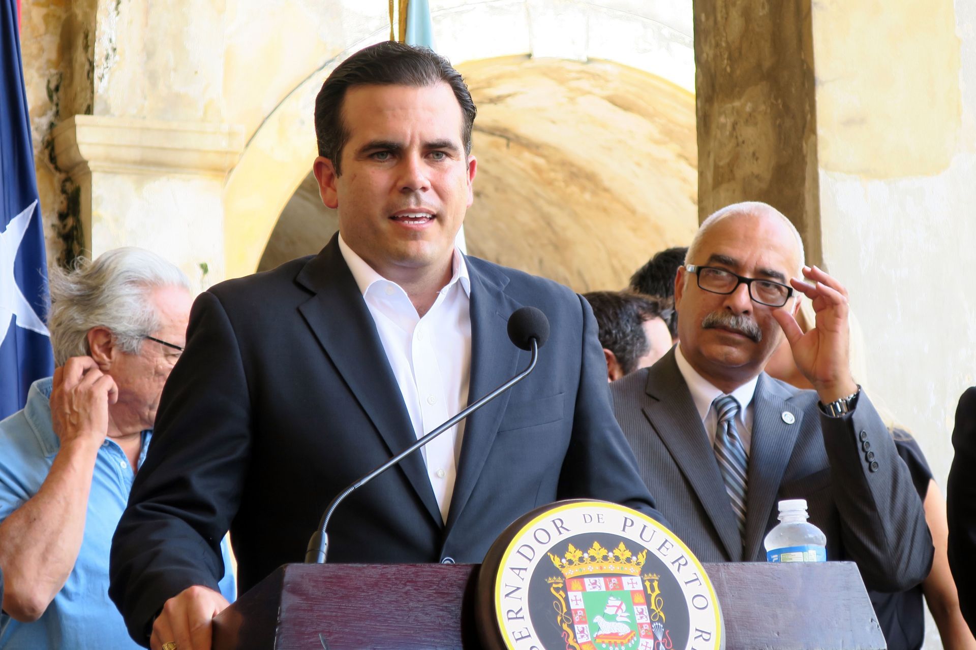 El gobernador de Puerto Rico, Ricardo Roselló, habla durante una conferencia de prensa hoy