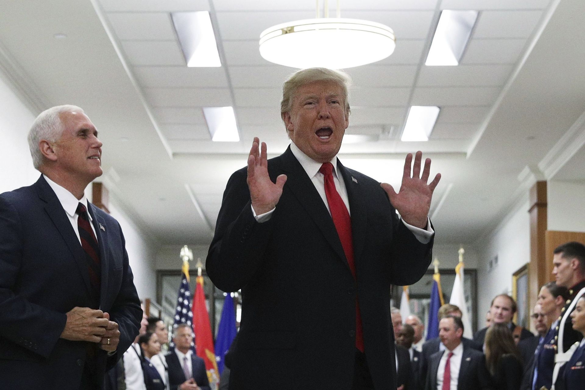  El presidente estadounidense, Donald J. Trump (c), junto al vicepresidente, Mike Pence (i), tras asistir a una reunión en el Pentágono, en Arlington, Virginia (Estados Unidos), hoy 20 de julio de 2017. Trump cumple hoy seis meses de mandato cercado por la trama rusa, con una baja popularidad tanto en casa como fuera y sin haber podido cumplir algunas de sus principales promesas de campaña.