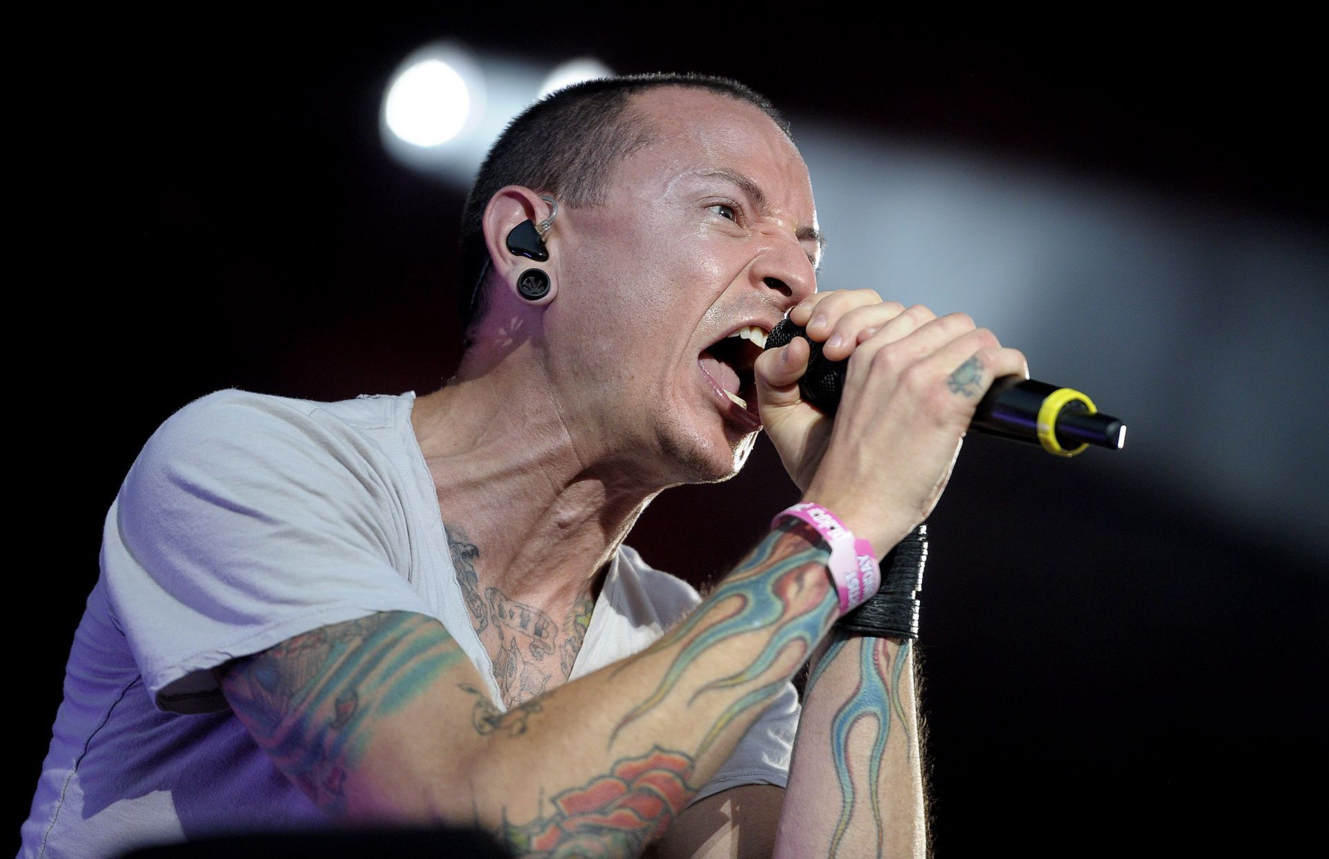 Fotografía de archivo del 27 de mayo de 2012, del cantante Chester Bennington, vocalista de la agrupación de estadounidense de rock Linkin Park, durante un concierto en Landgraaf (Holanda). Chester Bennington, vocalista de la banda de rock Linkin Park, murió hoy, jueves 20 de julio de 2017, a los 41 años en un aparente suicidio, según informó la web especializada en famosos TMZ, que cita fuentes policiales.