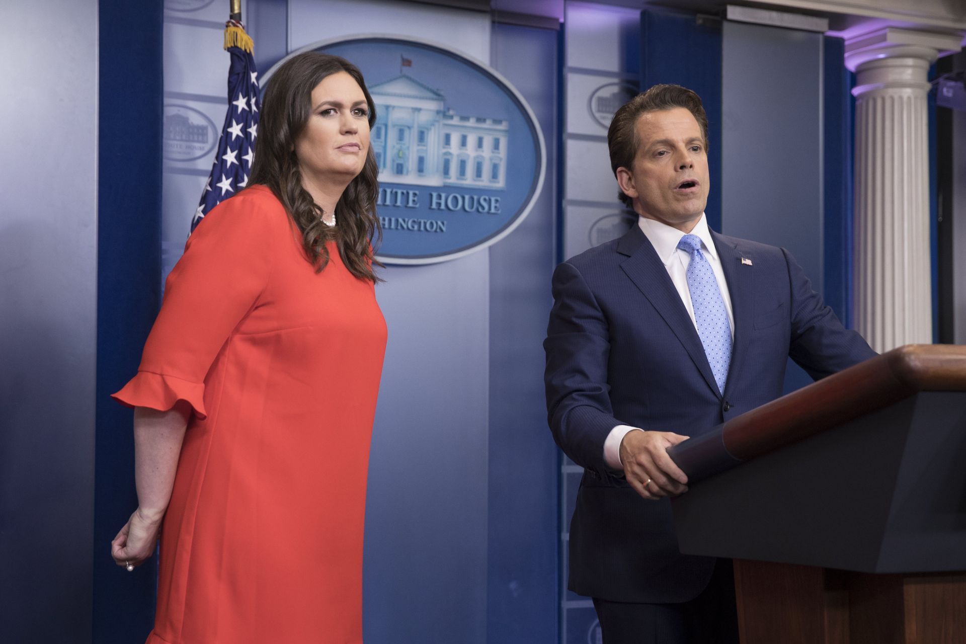 Anthony Scaramucci (d) y Sarah Huckabee Sanders (i)