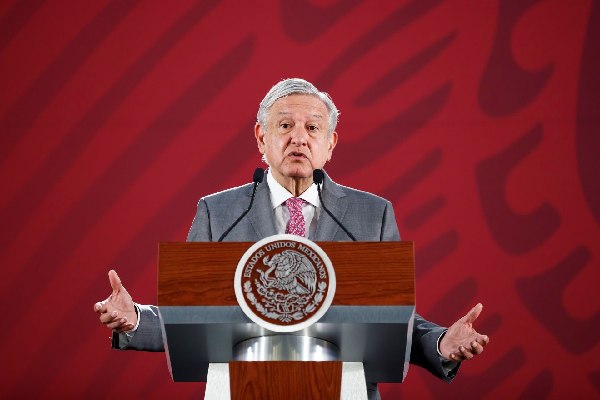 AMLO_armswideopen