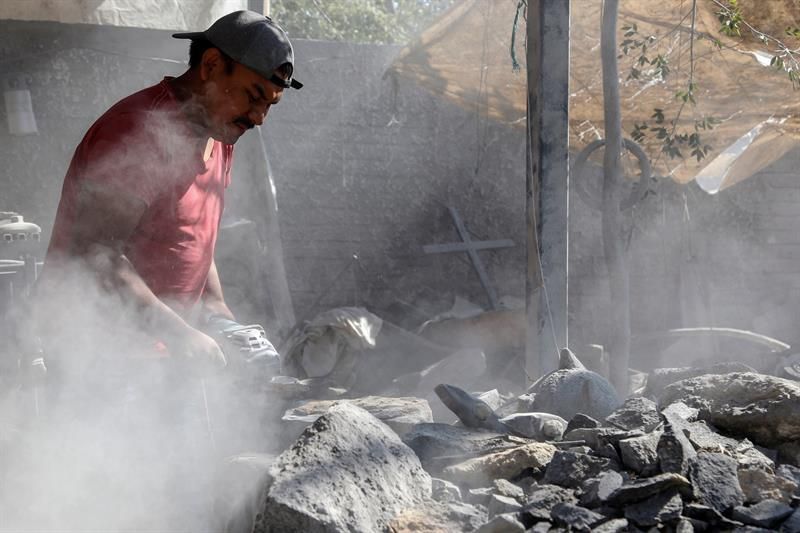 artesanos-dan-nuevas-formas-al-tradicional-molcajete-en-oeste-de-mexico