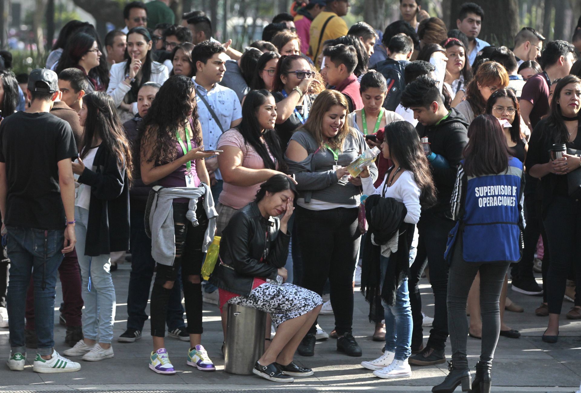 CientosdepersonasdesalojanedificiosenlaCiudaddeMéxico