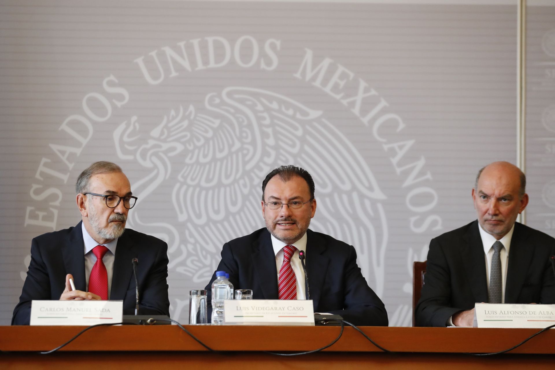 Desdelaizquierda,elsecretariomexicanoparaAméricadelNorte,CarlosManuelSada,elsecretariodeRelacionesExteriores,LuisVidegarayCaso,yelembajadordeMéxicoantelaOrganizacióndeEstadosAmericanos,LuisAlfonsodeAlba