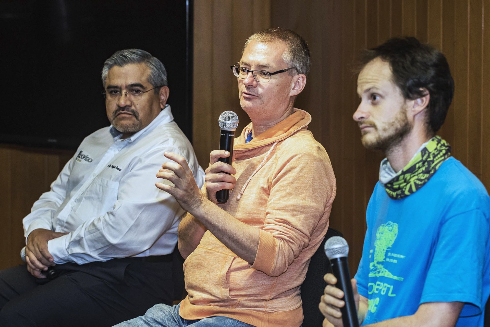 directordelInstitutodeGeofísica,HugoDelgado(i),acompañadodelosinvestigadoresDenisXavierFracois(c),yRobinCampion(d),duranteunaruedadeprensa