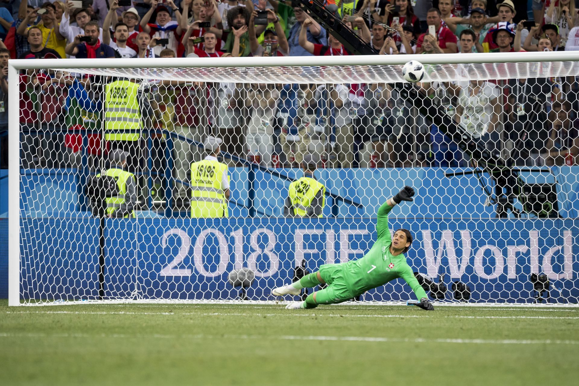 ElmediocampistadeCostaRicaBryanRuiz,(noenlafoto)anotaungoldepenalticontraelporterodeSuizaYannSommerdurantelaCopaMundialdelaFIFA2018partidodefútbolpreliminardelgrupoEentreSuizayCostaRicaenNizhnyNovgorod