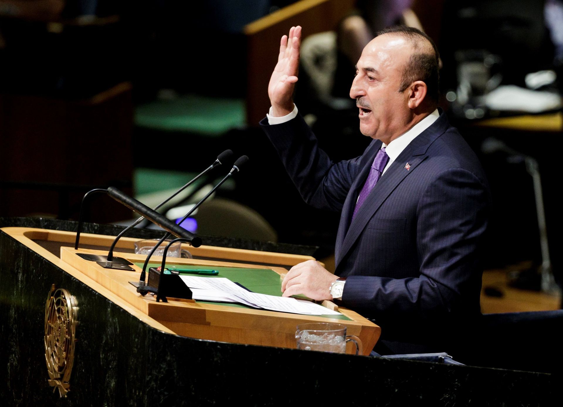 El ministro de Exteriores turco, Mevlut Cavusoglu, interviene antes la votación de una resolución crítica en la Asamblea General de la ONU, en la sede de las Naciones Unidas en Nueva York (Estados Unidos)
