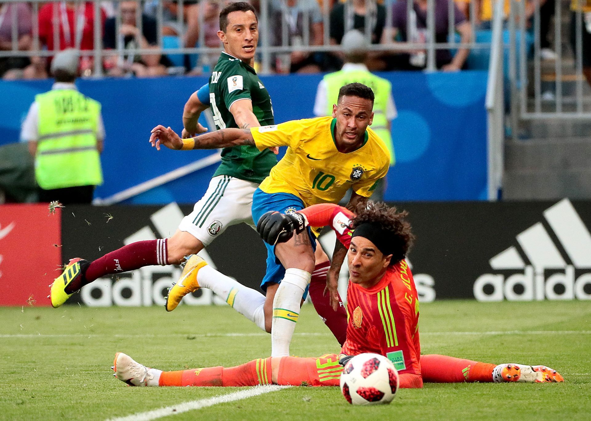 NeymarofBrazil(C)crossesforthe2-0goalofRobertoFirminoofBrazil(notpictured)duringtheFIFAWorldCup2018roundof16soccermatchbetweenBrazilandMexicoinSamara,Russia,02July2018