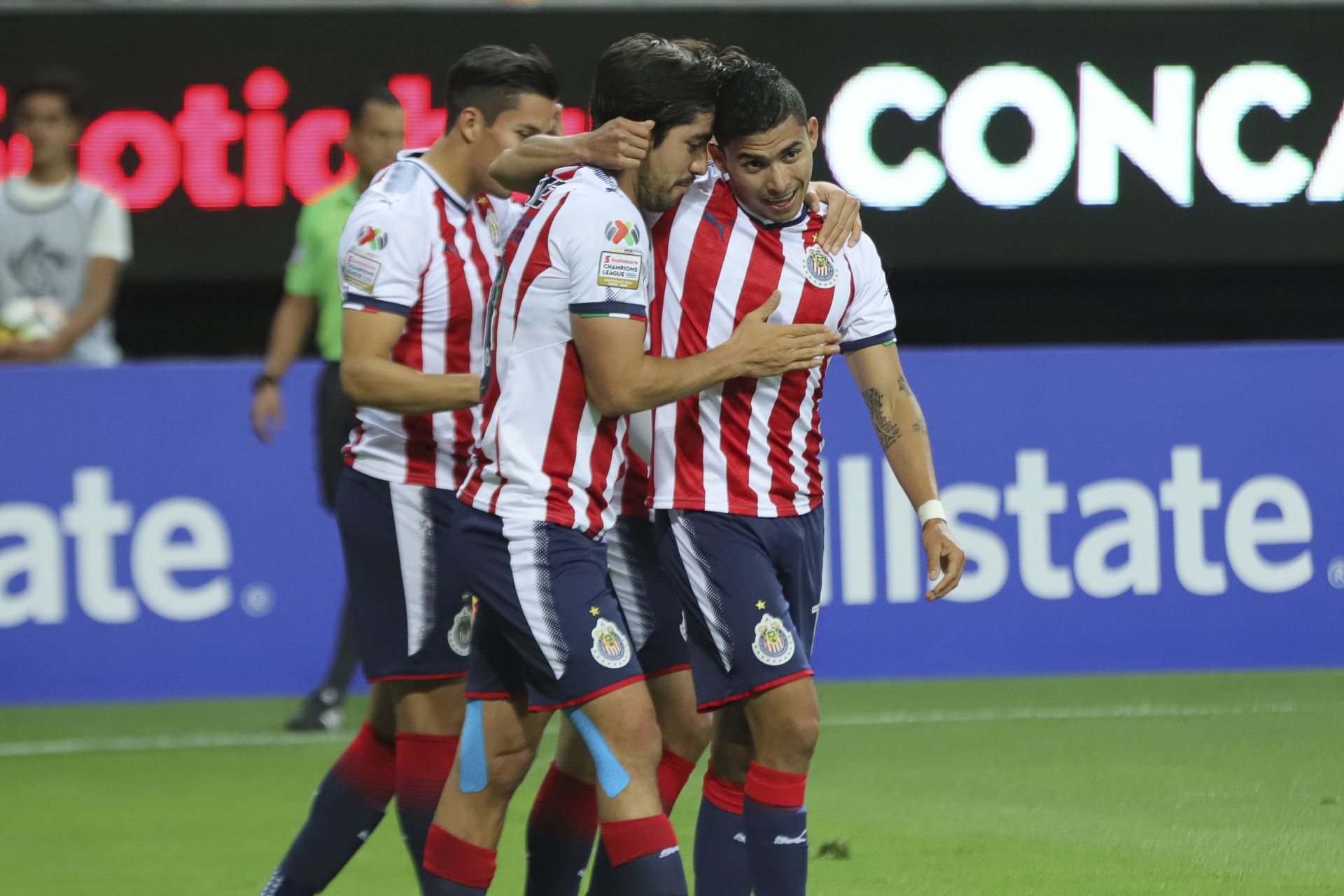 l jugador de Chivas de México Orbelin Pineda (d) festeja una anotación con Rododlfo Pizarro (i) ante el Toronto de la MLS