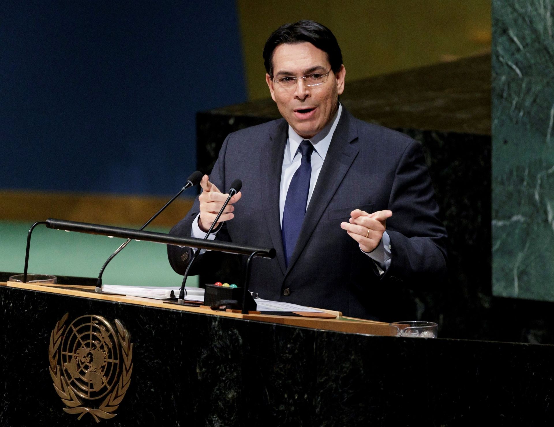  El embajador israelí en la ONU, Danny Danon, interviene antes la votación de una resolución crítica en la Asamblea General de la ONU, en la sede de las Naciones Unidas en Nueva York (Estados Unidos) hoy, 21 de diciembre de 2017