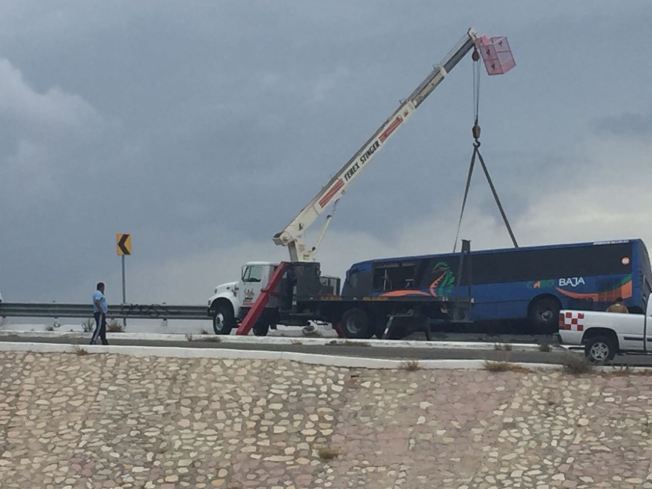 Autobus De Transporte Publico A Punto De Provocar Una Bajapress