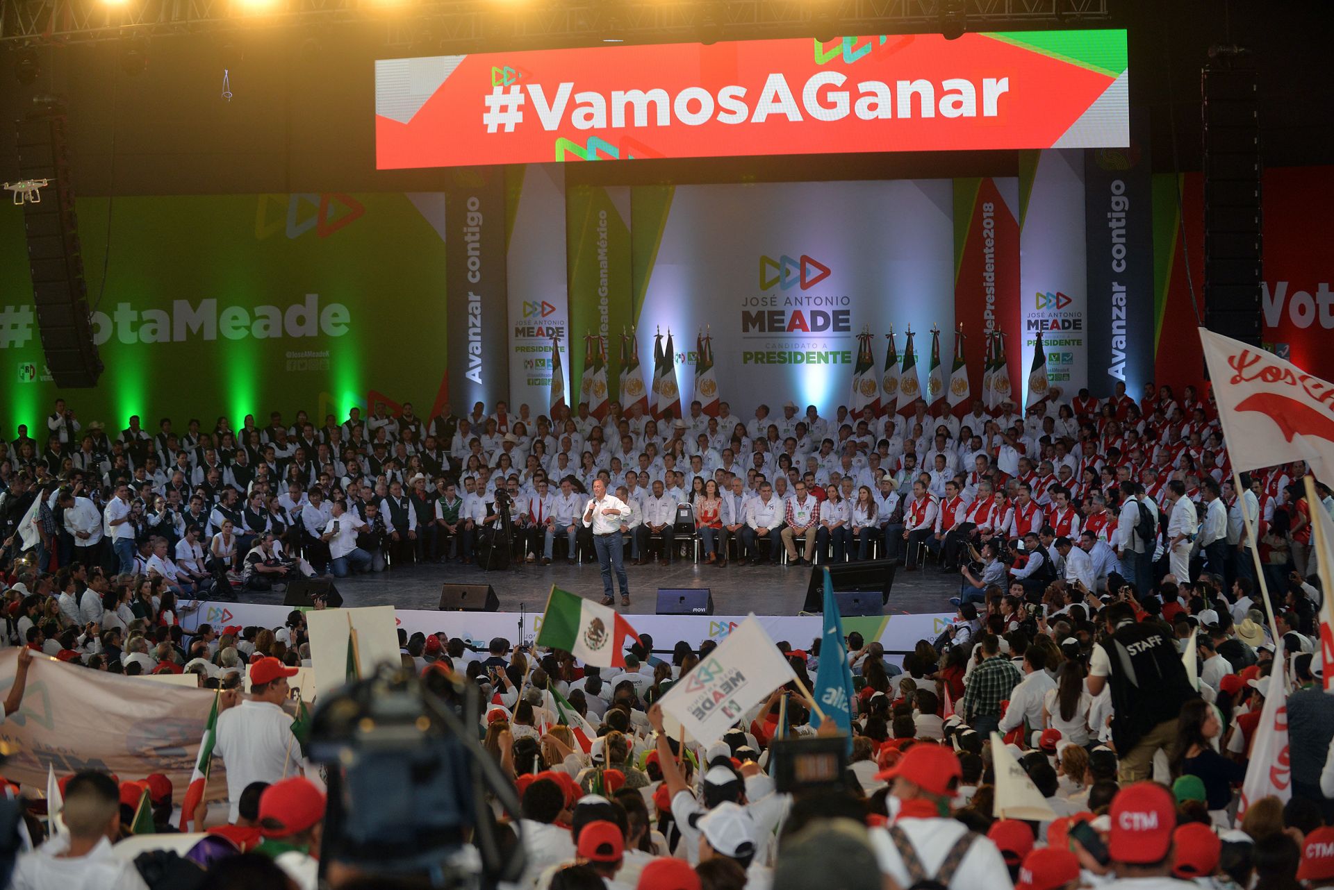 El candidato a la Presidencia de México, el oficialista José Antonio Meade (c), participa en su último acto de campaña con simpatizantes de Coahuila 