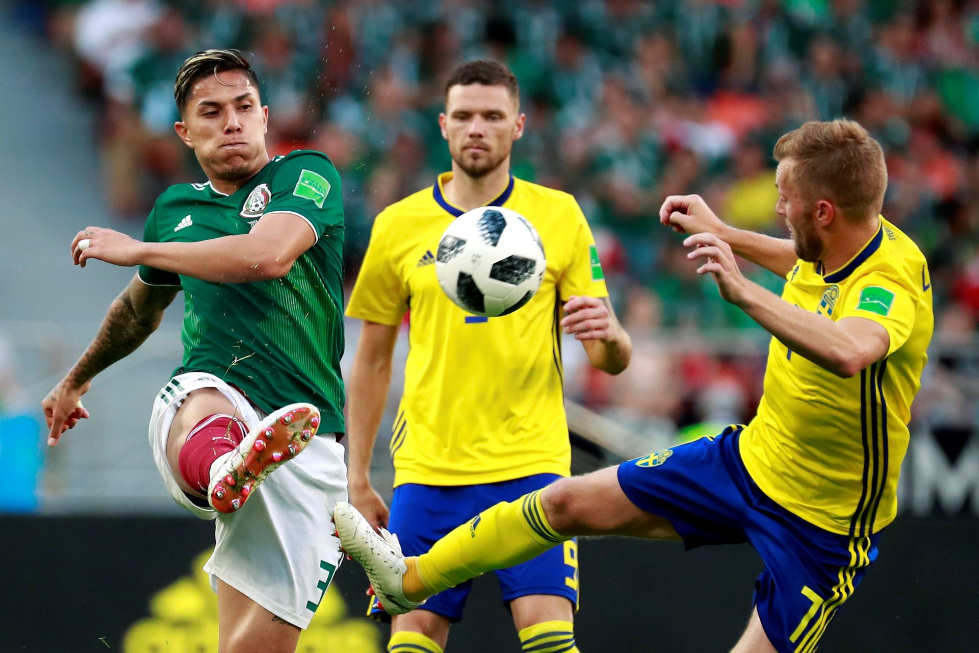 El defensa mexicano Carlos Salcedo (i) y el centrocampista sueco Sebastian Larsson (d) durante el partido México-Suecia.