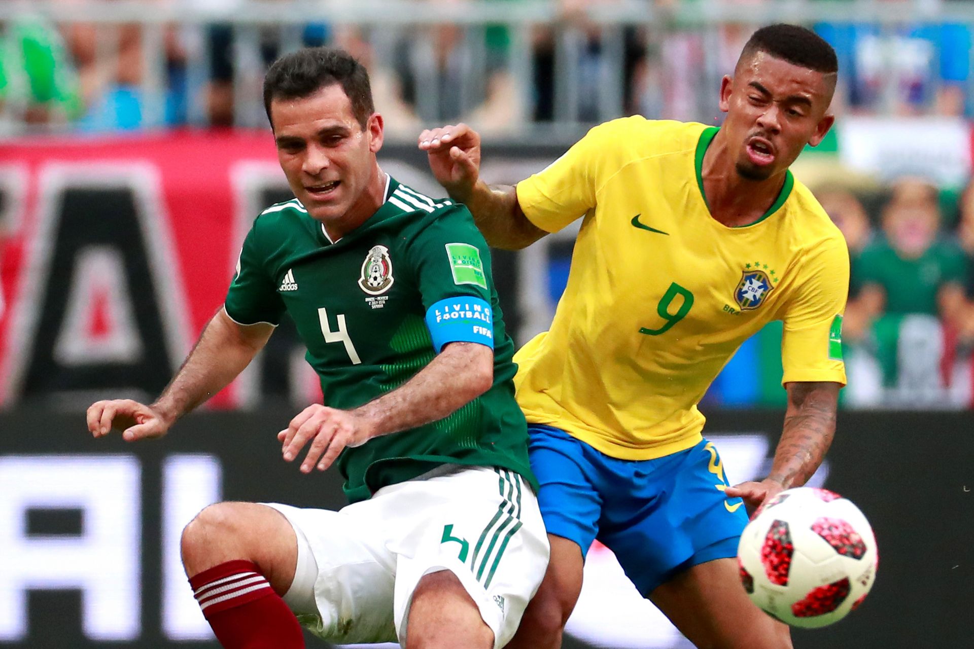 El defensa mexicano Rafael Márquez y el delantero brasileño Gabriel Jesus (d) durante el partido Brasil-México