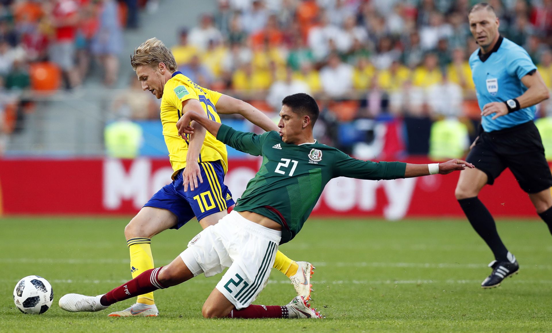 Emil Forsberg (L) de Suecia en acción contra Edson Alvarez (C) de México durante la Copa Mundial de la FIFA 2018